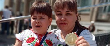 Жители Никополя помогли вернуть слух 5-летней Марии: девочку прооперировали в Киеве