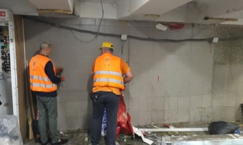 Начат демонтаж торговых объектов в подземном переходе у станции метро "Позняки" (фото)