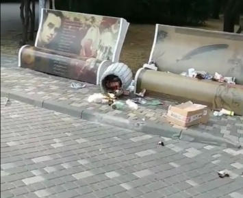 Неадекват устроил мусорный фейерверк в одесском парке Шевченко