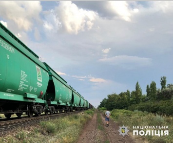 Двух жителей Николаева задержали за регулярные кражи топлива на железной дороге. Их поймали «на горячем» (ФОТО)