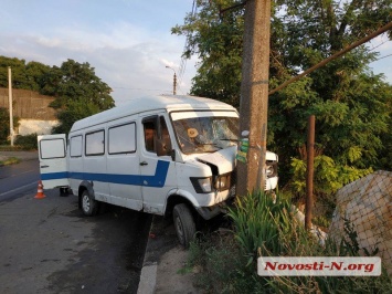 В Николаеве «Мерседес» врезался в столб - пострадал водитель и 4-летний ребенок
