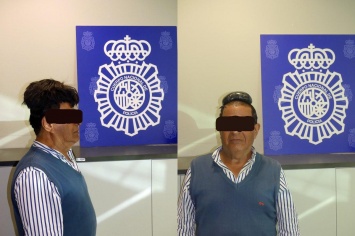 Колумбиец спрятал пакет с кокаином в парике, но попался в аэропорту Барселоны. Фото