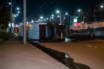 В Киеве фура снесла отбойник и слетела с моста