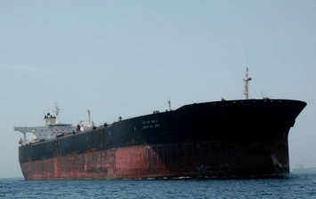 Иран отбуксировал поломавшийся танкер из ОАЭ в свои воды