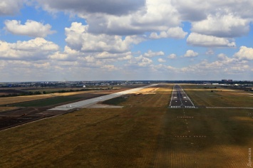 Укладка новой взлетно-посадочной полосы одесского аэропорта завершена, но предстоит еще много работы