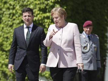 Зеленский провел тайные переговоры с Меркель: всплыли подробности