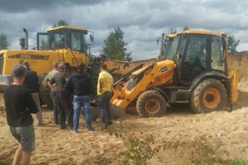 В Ровенской области двоих детей засыпало песком в карьере
