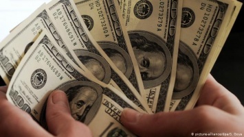 МВФ считает курс доллара США значительно завышенным