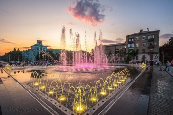 Чудесный фонтан в Новомосковске удивляет жителей (Фото/Видео)