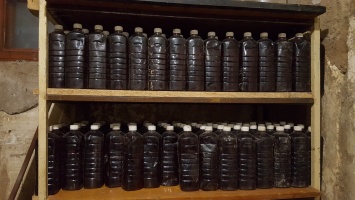 Более пяти тысяч литров фальсификата алкогольной продукции изъяли в Евпатории