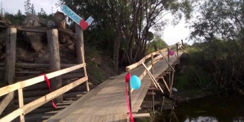Жители села на Урале не дождались помощи властей и сами построили новый мост