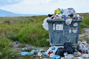 Кирилловка утопает в отходах: жуткие кадры мусорных гор (Видео)