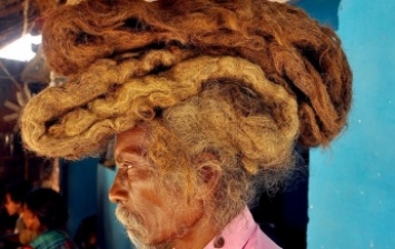 Житель Индии 40 лет не стриг и не мыл волосы (фото)