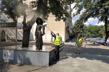 Летний душ: в Одессе помыли памятники Пушкину, Вере Холодной и Меркурия с мэрии