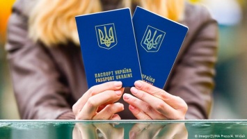 Комментарий: Зеленский объявил Путину "войну паспортов"