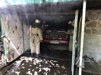На Николаевщине горел гараж - от огня спасли машину