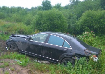В Петербурге на обочине оставили аварийный автомобиль