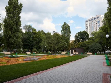 Золотые лавочки: стало известно, сколько стоят скамейки в Стрелке и других парках Харькова