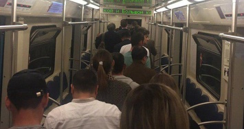 ЧП в столичном метро, поезд сломался пополам: "пассажиров потеряли в тоннеле"