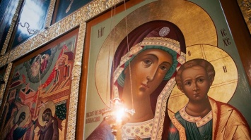 Есть немало обрядов на привлечение любви и обретение здоровья, которые проводят именно в праздник Казанской Божьей Матери