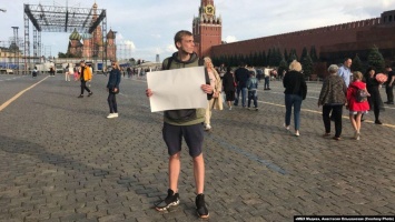 На Красной площади в Москве задержали активиста с пустым плакатом
