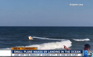 В США самолет рухнул в океан на глазах у отдыхающих. ВИДЕО