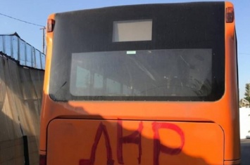 На КПВВ "Станица Луганская" осквернили социальный автобус