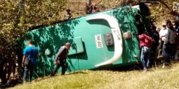 В Колумбии три человека погибли в результате падения микроавтобуса в пропасть