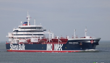 Иран должен немедленно освободить захваченный танкер - Евросоюз