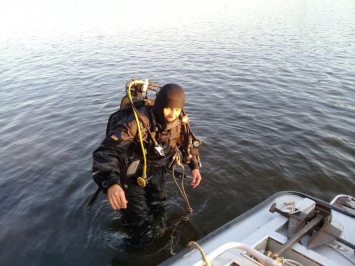 На пляже Золотой острова Гидропарк в Киеве из воды достали тело мужчины