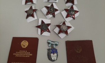 В "Борисполе" китаец пытался незаконно вывезти высокие советские государственные награды
