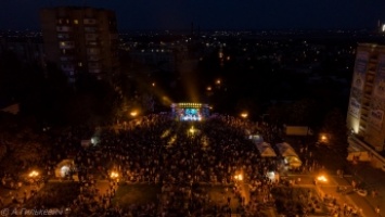Не видно тротуара - мелитопольцы вовремя фестиваля заполнили площадь "под завязку" (фото)