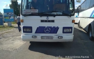 Под Харьковом полиция задержала шесть автобусов: проверяет цель визита