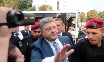 Разъяренные украинцы набросились на Порошенко после голосования, появились кадры: "Вали уже, брехло!"