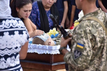 В Хмельницком попрощались с погибшим на Донбассе бойцом Богданом Бигусом