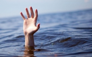 На Херсонщине утонула мать, оставив ребенка сидеть на пляже