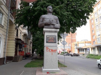 В Полтаве неизвестные разрисовали памятник советскому генералу (фото)