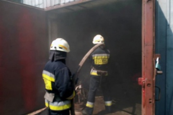 Пожар в Днепре: сотрудники ГСЧС тушили научно-производственную фирму