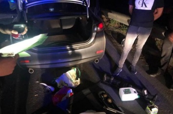 Под Уманью у иностранцев в машине полиция обнаружила гранаты и балаклавы