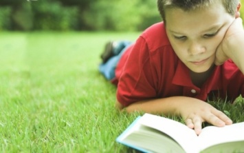 Как мотивировать ребенка читать летом: лайфхаки от учителей