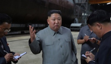 Ким Чен Ын ознакомился с 10-метровой подводной лодкой КНДР
