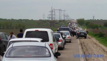 В пунктах пропуска на Донбассе ожидают в очередях 330 авто