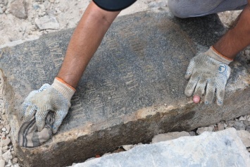 В Запорожье продолжаются раскопки фундамента из надгробий меннонитов - фото