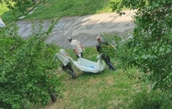 На детской площадке в Запорожье несколько часов лежал труп