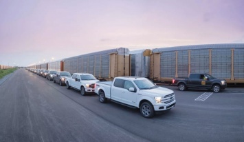 Видео: электрический пикап Ford F-150 тянет 10 груженых вагонов