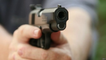 В Николаеве пьяный мужчина, «испугавшись людей с оружием», начал с балкона стрелять из «травмата» по полицейским (ФОТО)