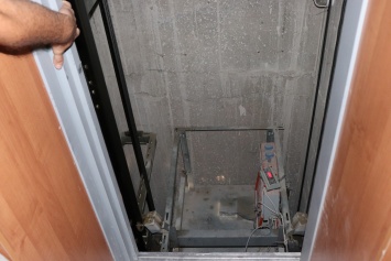 В Севастопольской многоэтажке сорвался лифт, в котором находились люди