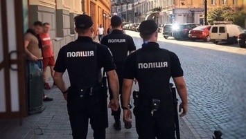 В Одессе пьяные отдыхающие избили полицейских: правоохранителей госпитализировали