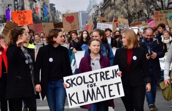 В Париже активистка Грета Тунберг призвала к защите климата