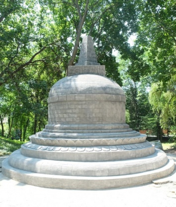 В ботаническом саду Киева установили огромную буддийскую ступу. Фото